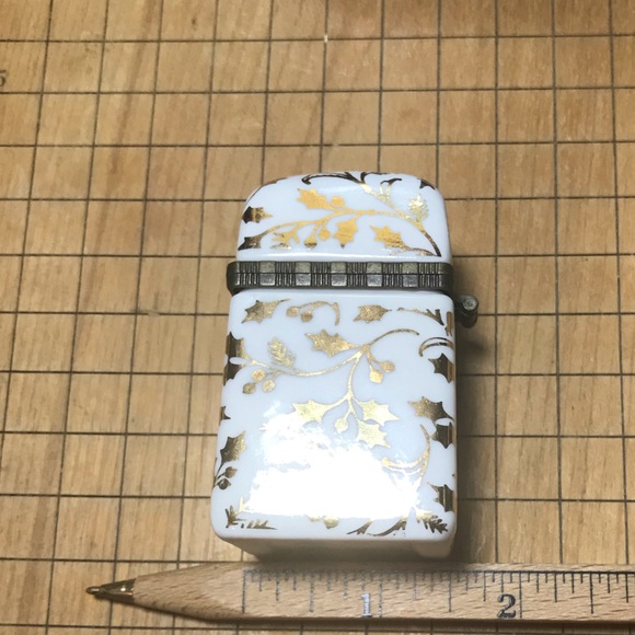 White with Gold Leaves and Berries Ceramic Trinket Box 2.5”Hx1.75”Wx1.75”D GVC - Picture 6 of 6